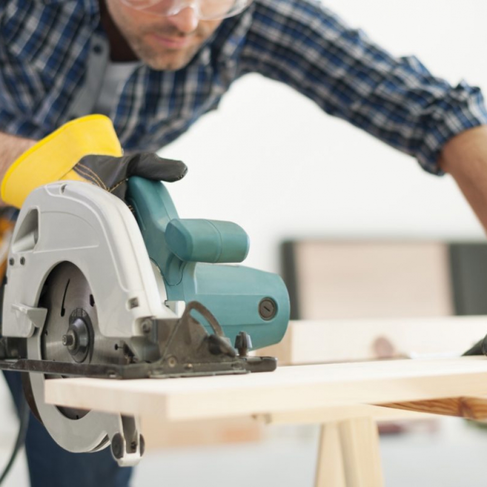 carpenter-working-with-circular-saw-min